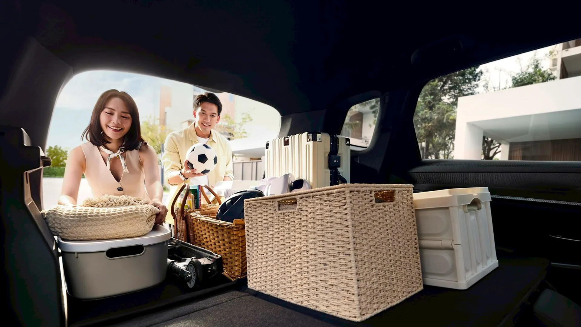 BYD Sealion 5 DM-i dùng V2L cấp điện cho thiết bị ngoại vi